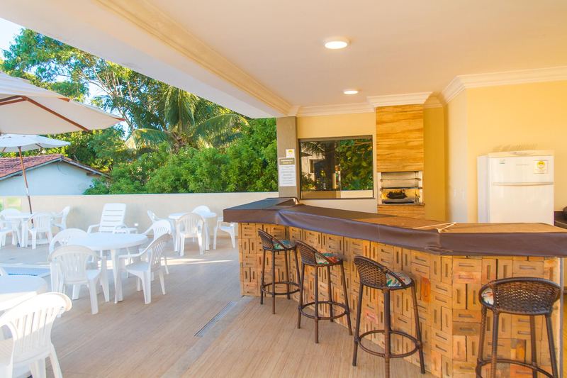 Quiosque do churrasco com balcão, banquetas, geladeira e mesas
