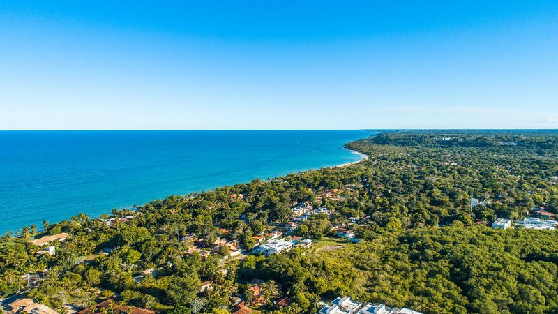 Vista aérea da costa de Arraial d'Ajuda, com a mata encontrando o mar
