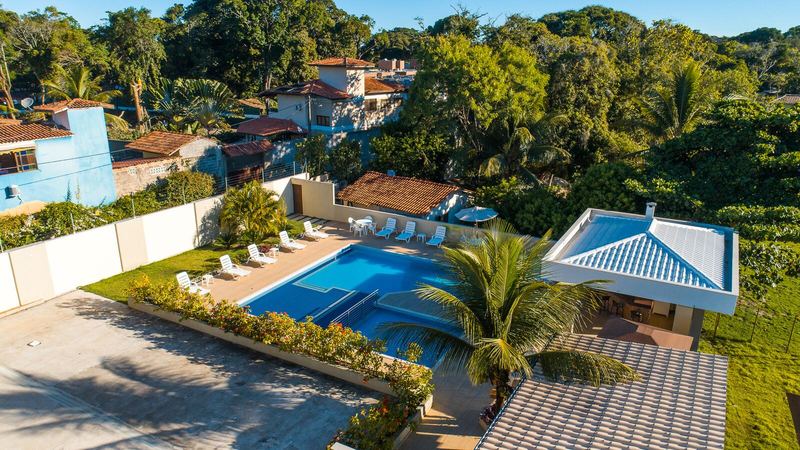 Vista aérea da piscina e do quiosque
