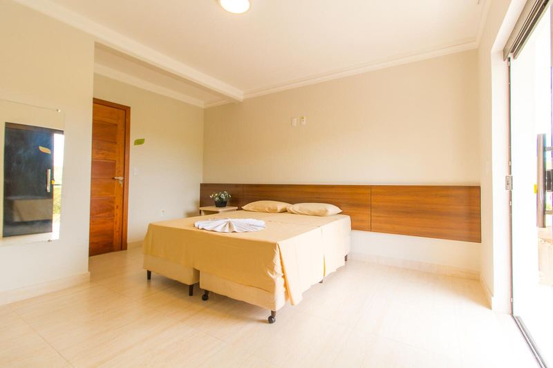 Quarto de casal com cama arrumada
