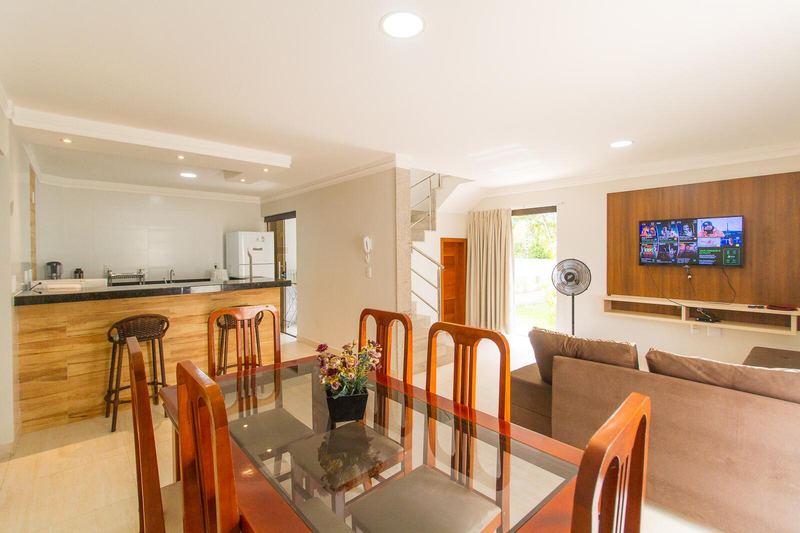 Sala com mesa de jantar e cozinha americana