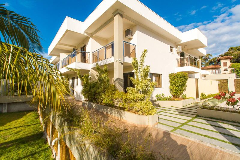 Fachada das casas com jardim