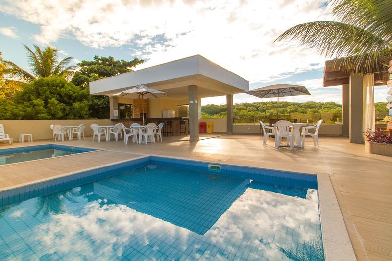 Piscina e quiosque sob céu azul