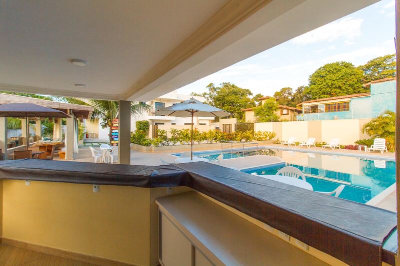 Balcão do quiosque de frente para a piscina