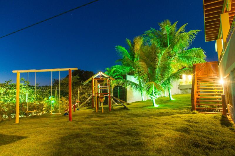Parquinho iluminado à noite