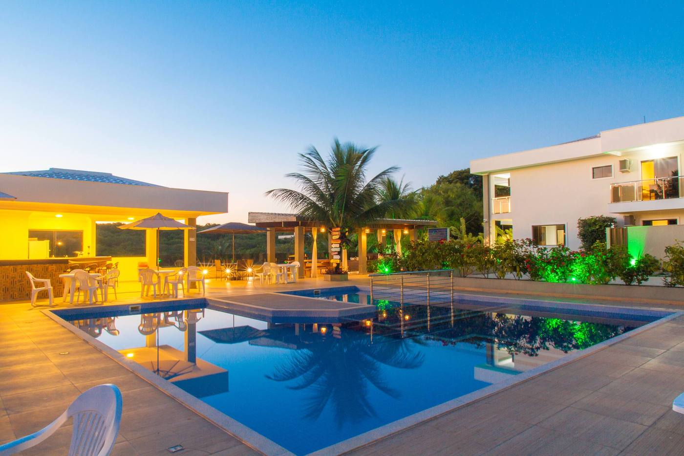 Piscina do Arraial Ville ao entardecer