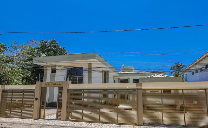 Fachada do condomínio com portão