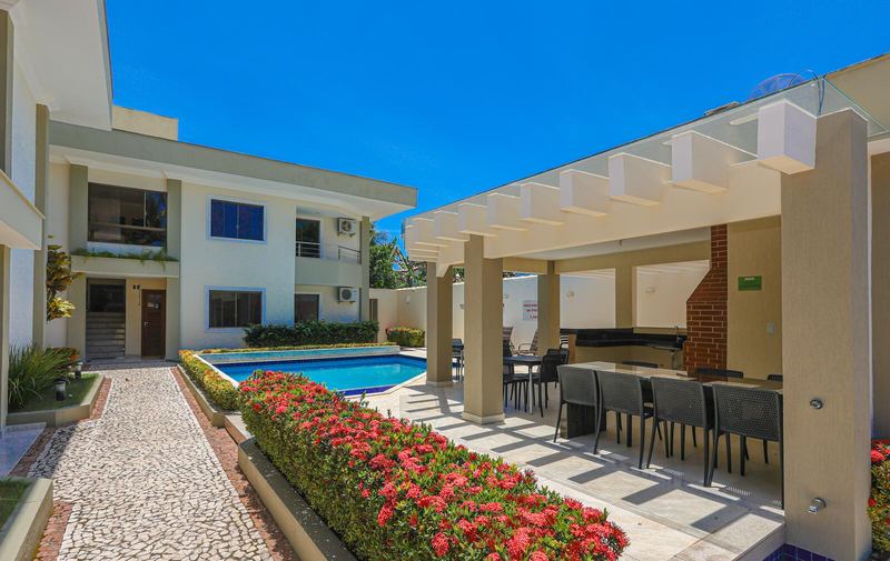 Jardim florido, piscina e espaço gourmet