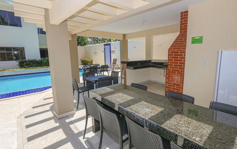 Espaço gourmet de frente para a piscina