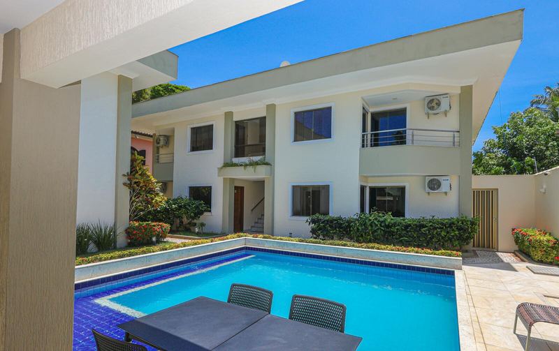 Piscina e fachada das casas