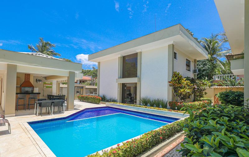 Piscina com o espaço gourmet e as casas
