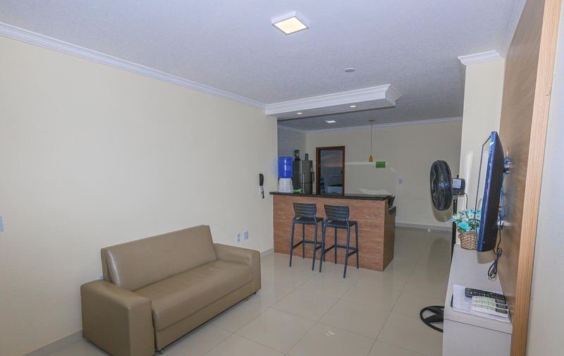 Sala com sofá e balcão