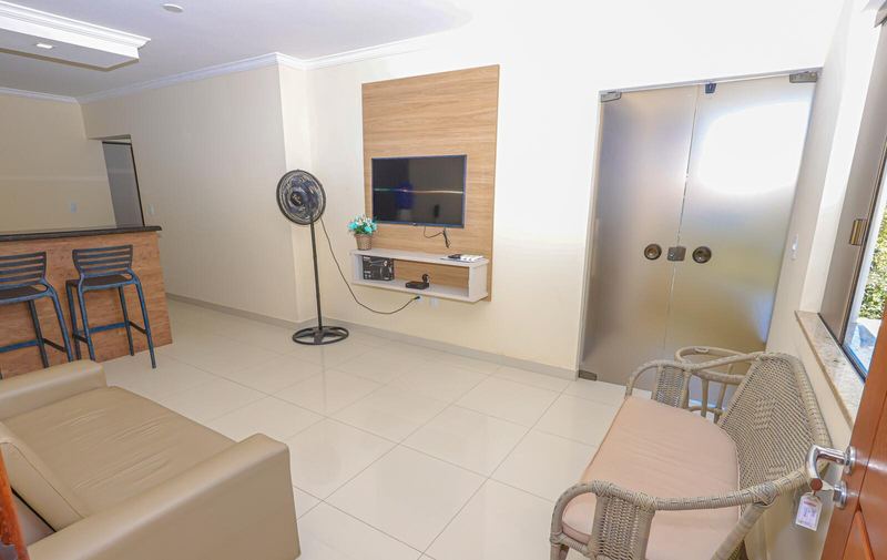 Sala de estar com porta de vidro