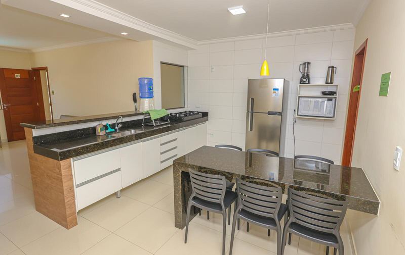 Cozinha com bancada e mesa de jantar