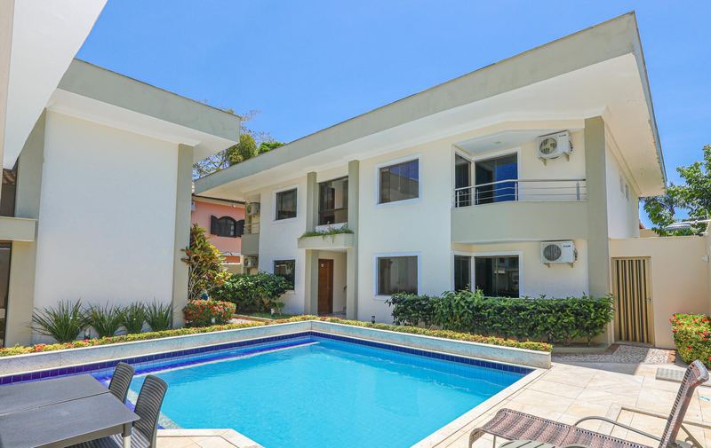 Piscina com as casas de dois andares ao fundo